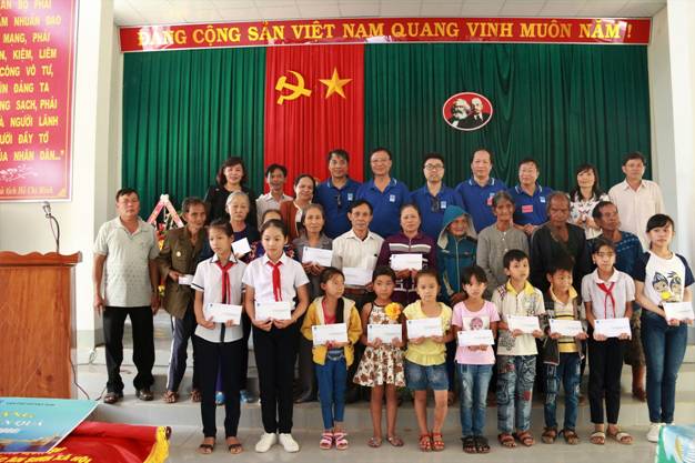 Lãnh đạo Viện Dầu khí Việt Nam tặng quà cho các gia đình có hoàn cảnh khó khăn và các em học sinh nghèo vượt khó tại thị trấn Sa Thầy, tỉnh Kon Tum
