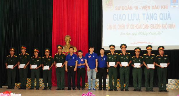 Lãnh đạo Viện Dầu khí Việt Nam tặng quà các cán bộ, chiến sĩ có hoàn cảnh gia đình khó khăn tại tỉnh Kon Tum
