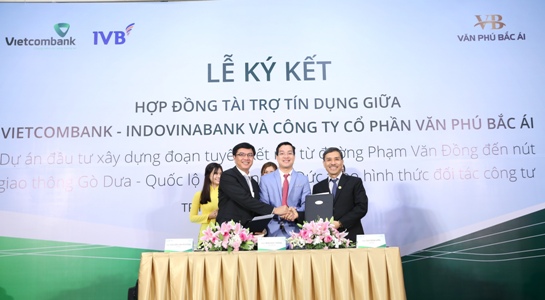 Đại diện lãnh đạo Vietcombank Thủ Thiêm, Indovinabank và Công ty CP Văn Phú Bắc Ái ký kết  hợp đồng tài trợ tín dụng