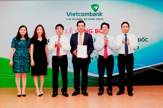 Bí thư Đảng ủy, Chủ tịch HĐQT VietcombankNghiêm Xuân Thành trao Quyết định cho Giám đốc Vietcombank Sở giao dịch