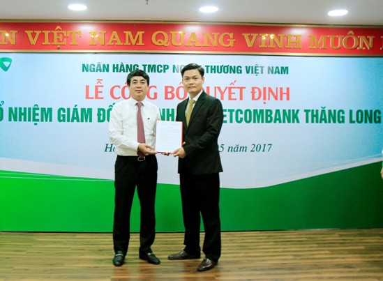 Ban lãnh đạo Vietcombank trao Quyết định bổ nhiệm Giám đốc Vietcombank Thăng Long