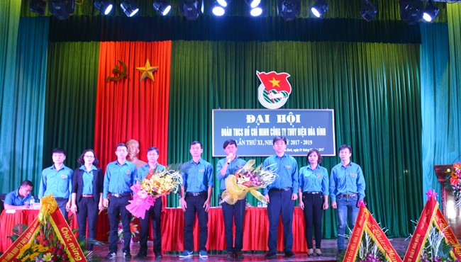 BCH Đoàn thanh niên Công ty Thủy điện Hòa Bình lần thứ XI, nhiệm kỳ 2017-2019 ra mắt tại Đại hội.