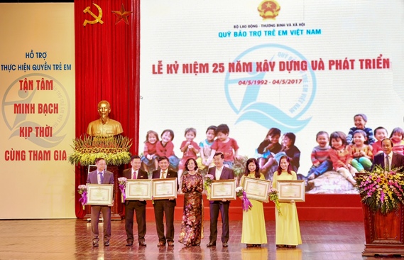 Đồng chí Trần Phúc Cường - Phó Chủ tịch thường trực Công đoàn Vietcombank (thứ 3 từ trái sang) nhận Bằng Khen của Thủ tướng Chính phủ