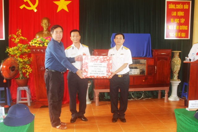 Đồng chí Trần Hữu Bình - Phó Bí thư Thường trực Đảng ủy Khối thay mặt Đoàn công tác tặng quà quân và dân đảo Trường Sa Đông.
