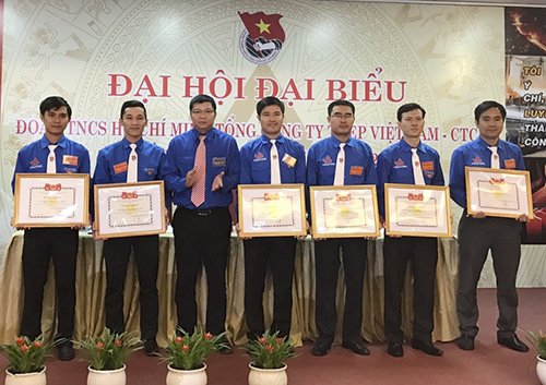 Đồng chí Nguyễn Trường Sơn, Phó Bí thư Đoàn Khối Doanh nghiệp Trung ương tặng Bằng khen cho các cá nhân có thành tích xuất sắc trong công tác Đoàn nhiệm kỳ qua