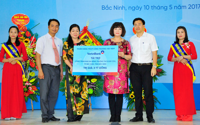 Đại diện VietinBank trao biển tài trợ 3 tỷ đồng cho Trường THCS Đáp Cầu