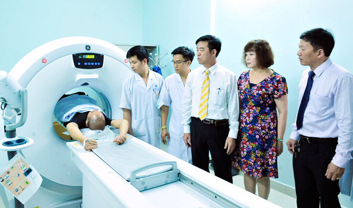 Các đại biểu tham quan Hệ thống chụp CT Scanner đa dãy hiện đại