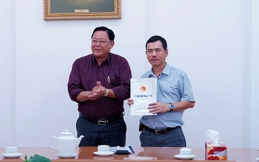 Tổng giám đốc SW POC Đỗ Khang Ninh (phải) nhận Giấy chứng nhận đầu tư từ lãnh đạo UBND tỉnh Kiên Giang
