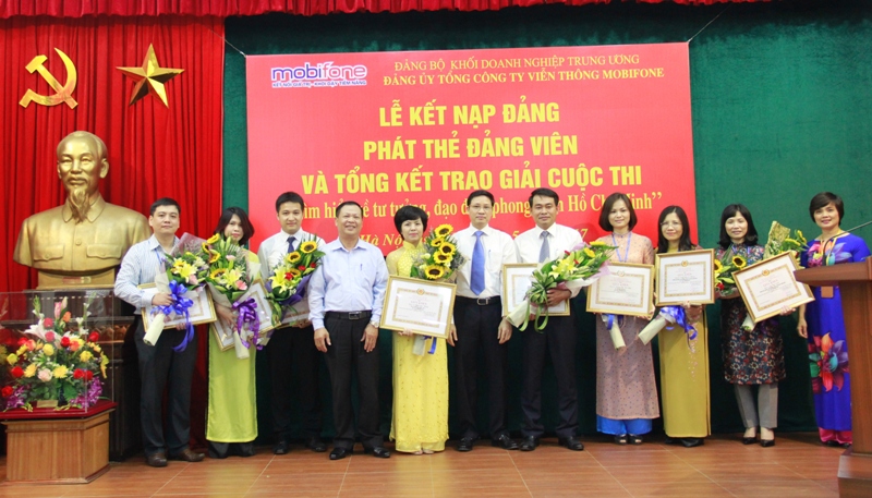 Các cá nhân tiêu biểu tham gia cuộc thi nhận khen thưởng của Đảng ủy Tổng công ty.