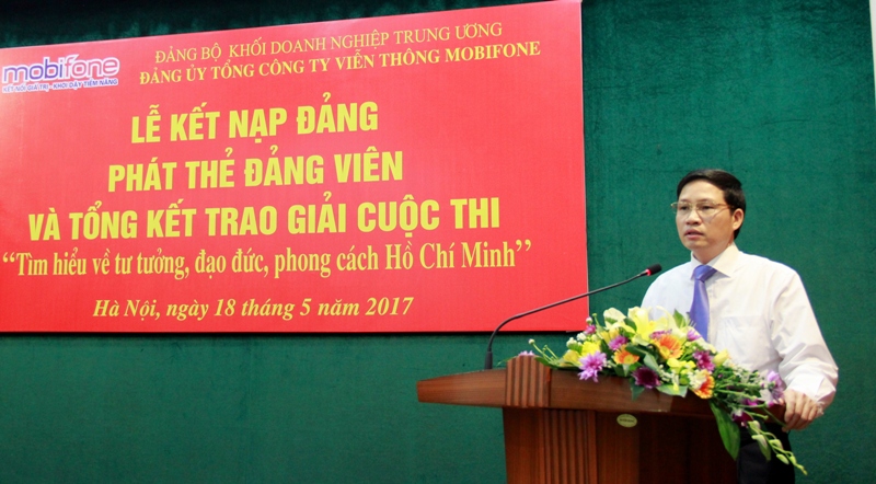 Đồng chí Nguyễn Quang Tiến - Phó Bí thư Thường trực Đảng ủy Tổng công ty phát biểu giao nhiệm vụ cho các đảng viên mới kết nạp.