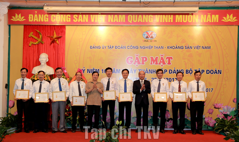 Trao Kỷ niệm chương cho các đảng viên vì sự nghiệp xây dựng Đảng trong doanh nghiệp Việt Nam của Đảng ủy Khối Doanh nghiệp Trung ương