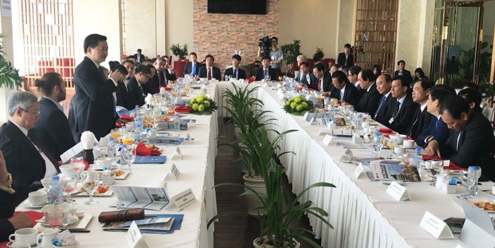 Tổng Giám đốc VietinBank Lê Đức Thọ báo cáo với Thủ tướng Nguyễn Xuân Phúc và chia sẻ cùng các doanh nghiệp, nhà đầu tư trong nước và quốc tế