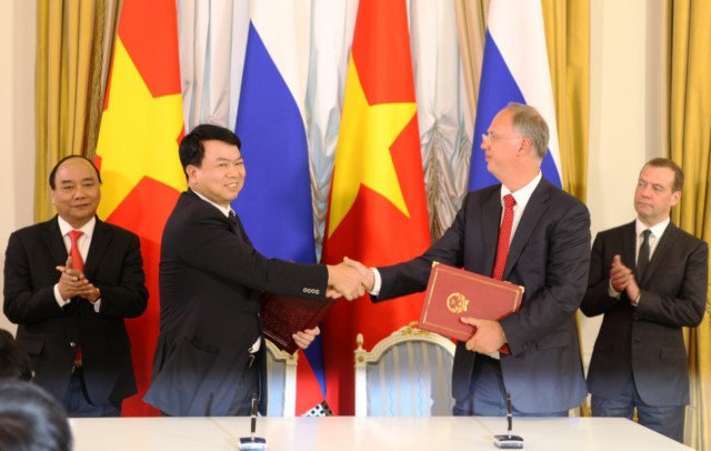 Thủ tướng Nguyễn Xuân Phúc và Thủ tướng Nga Dmitry  Medvedev chứng kiến Lễ ký Biên bản ghi nhớ hợp tác giữa Tổng  Công ty Đầu tư và Kinh doanh vốn nhà nước với Quỹ đầu tư trực  tiếp Liên bang Nga, ngày 16-5-2016.