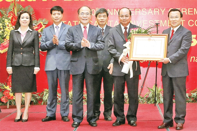 Chủ tịch Quốc hội Nguyễn Sinh Hùng trao tặng Huân chương  Lao động hạng Nhất cho Tổng Công ty Đầu tư và Kinh doanh  vốn nhà nước, ngày 19-10-2015.