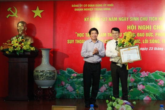 Đồng chí Trần Hữu Bình - Phó Bí thư Thường trực Đảng ủy Khối DNTW trao Bằng khen của Đảng ủy Khối DNTW cho Đảng ủy SCIC vì đã hoàn thành xuất sắc nhiệm vụ năm 2016
