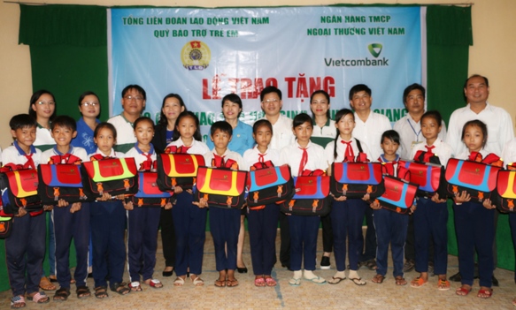 Đại diện Vietcombank, Quỹ bảo trợ trẻ em Việt Nam và lãnh đạo địa phương trao quà tại Trường tiểu học Mỹ Thạnh Bắc 1, huyện Cai Lậy, tỉnh Tiền Giang