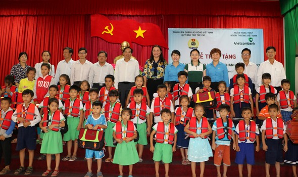 Đại diện Vietcombank, Quỹ bảo trợ trẻ em Việt Nam và lãnh đạo địa phương trao quà cho trẻ em có hoàn cảnh khó khăn trên địa bàn Thành phố Cần Thơ