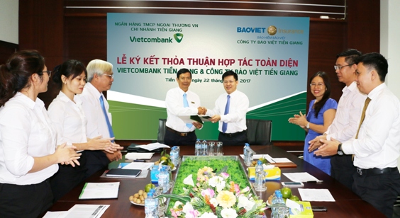 Đại diện Vietcombank Tiền Giang và đại diện Công ty Bảo Việt Tiền Giang ký kết thỏa thuận hợp tác toàn diện giữa 2 đơn vị