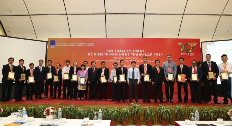 Lãnh đạo PVN và PVEP trao kỷ niệm chương cho các diễn giả tham dự hội thảo.