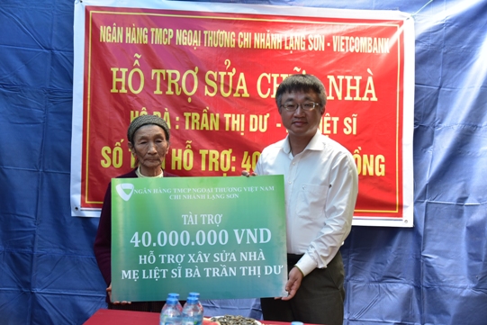 Giám đốc Vietcombank Lạng Sơn trao tặng kinh phí sửa chữa nhà ở cho mẹ Liệt sĩ Trần Thị Dư