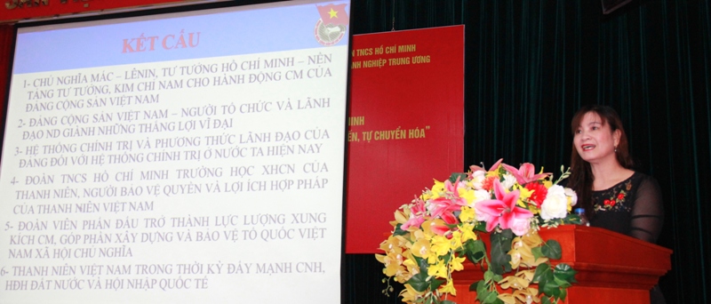 Đồng chí Nguyễn Thị Tiếp - Ủy viên Ban Thường vụ, Trưởng Ban Dân vận Đảng ủy Khối truyền đạt 