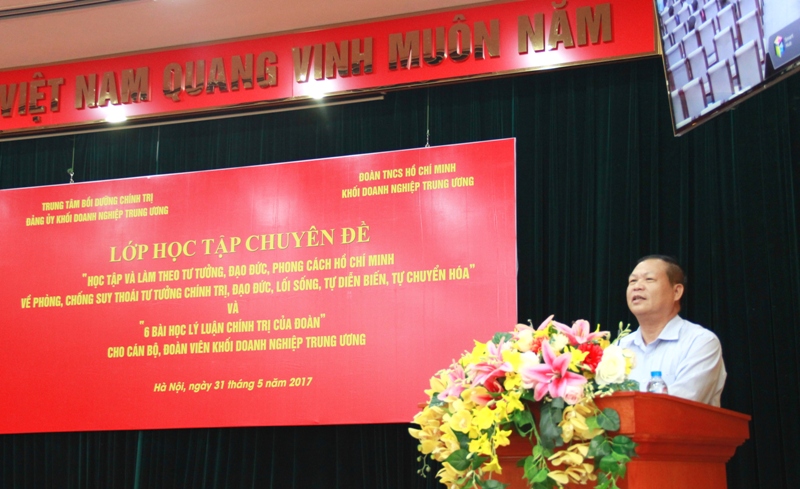 Đồng chí Lê Văn Long - Phó Trưởng Ban Tuyên giáo Đảng ủy Khối giới thiệu chuyên đề 