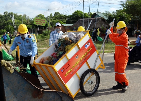 NCSP tặng thùng rác di động cho địa phương