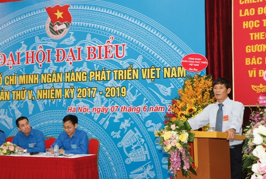 Đồng chí Trần Bá Huấn - Phó Bí thư Đảng ủy, Tổng Giám đốc VDB phát biểu tại Đại hội