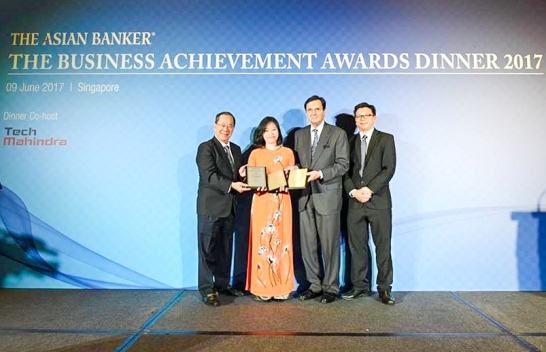 Đại diện Vietcombank nhận giải thưởng