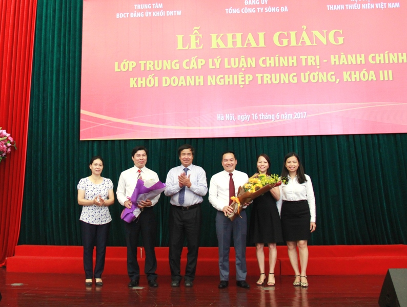 Đồng chí Trần Hữu Bình – Phó Bí thư Thường trực Đảng ủy Khối DNTW tặng hoa Ban tổ chức lớp học.