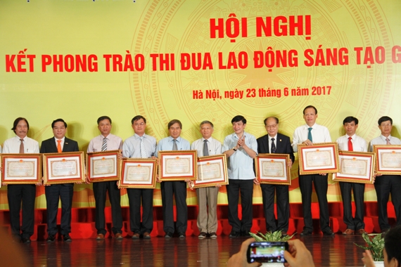 Chủ tịch TLĐLĐ Việt Nam Bùi Văn Cường tặng Chứng nhận cho các tác giả công trình được tặng Giải thưởng Hồ Chí Minh về khoa học công nghệ.