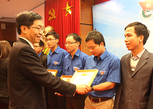 Đại diện Trung ương Đoàn TNCS Hồ Chí Minh và Đảng ủy Tập đoàn Dầu khí Quốc gia Việt Nam tặng Giấy khen cho các tác giả có công trình, đề tài tiêu biểu 2015