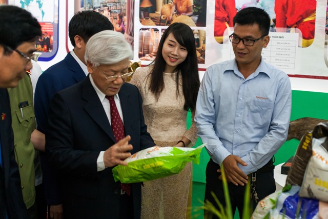 Tổng Bí thư Nguyễn Phú Trọng thăm gian hàng gạo đặc sản của Tổng công ty Lương thực Miền Bắc.