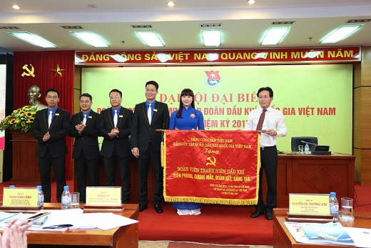 Lãnh đạo Tập đoàn Dầu khí Việt Nam trao tặng BCH Đoàn Thanh niên Tập đoàn bức trướng