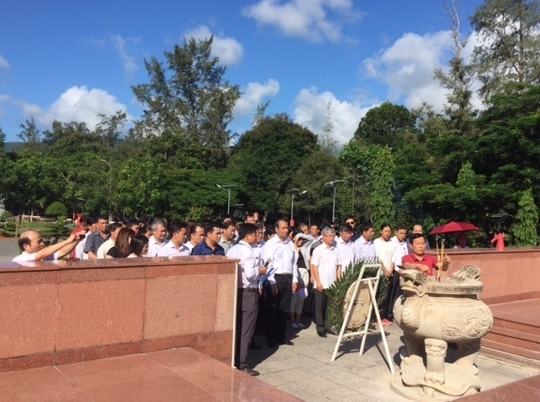 Đoàn dâng hương tại Nghĩa trang Hàng Dương