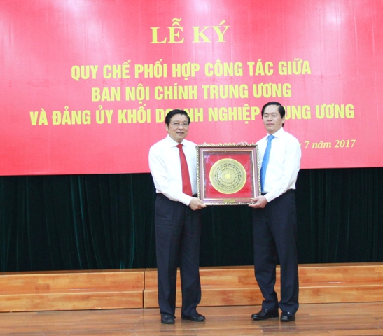 Đồng chí Bí thư Đảng ủy Khối DNTW tặng quà lưu niệm cho đồng chí Trưởng Ban Nội chính Trung ương.