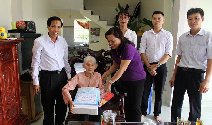 Bà Đặng Thị Hải - Bí thư Đảng ủy, Giám đốc VietinBank Hải Dương trao quà cho Mẹ Việt Nam Anh hùng Đinh Thị Năm