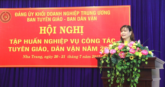 Đồng chí Nguyễn Thị Tiếp, Ủy viên Ban Thường vụ, Trưởng Ban Dân vận Đảng ủy Khối phát biểu tại Hội nghị.