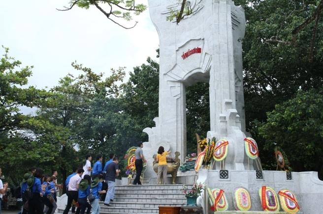 Dâng hương tưởng niệm các anh hùng liệt sỹ  tại nghĩa trang Trường Sơn.