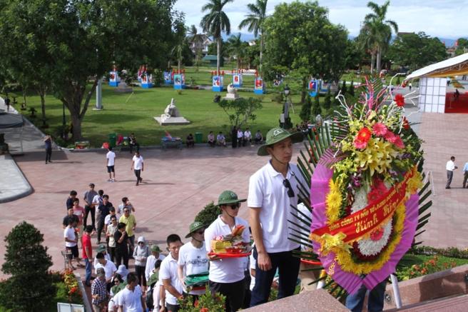 Dâng hương tưởng niệm các anh hùng liệt sỹ  tại Thành cổ Quảng Trị.