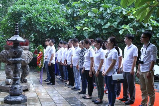 Dâng hương tưởng niệm các anh hùng liệt sỹ  tại di tích Hang tám liệt sỹ thanh niên xung phong,Quảng Bình.