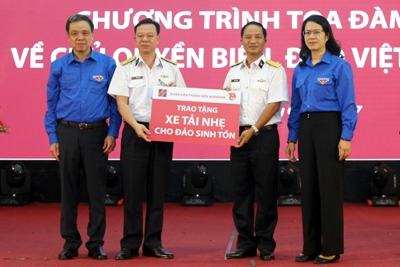 Trao tặng xã đảo Sinh Tồn, huyện đảo Trường Sa 01 xe tải trị giá 700 triệu đồng  từ nguồn đóng góp ủng hộ của cán bộ đoàn viên thanh niên Agribank.