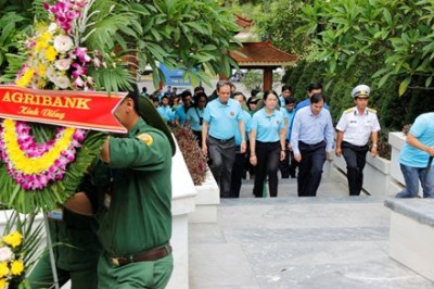 Dâng hương tưởng nhớ mười cô gái TNXP tại Ngã ba Đồng Lộc và  Khu tưởng niệm Anh hùng liệt sỹ Lý Tự Trọng tại Hà Tĩnh.
