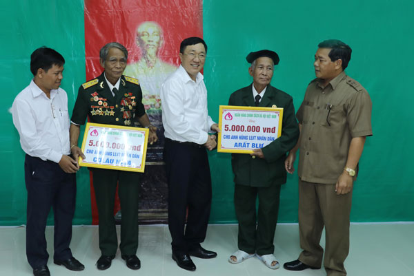 Tổng Giám đốc Dương Quyết Thắng và Lãnh đạo UBND huyện Tây Giang tặng quà cho Anh hùng lực lượng vũ trang nhân dân Cơ Lâu Nâm và Arất Blư
