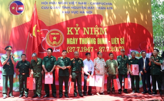 Hội CCB PVN tặng quà cho các thương binh, cựu quân tình nguyện Mặt trận 479