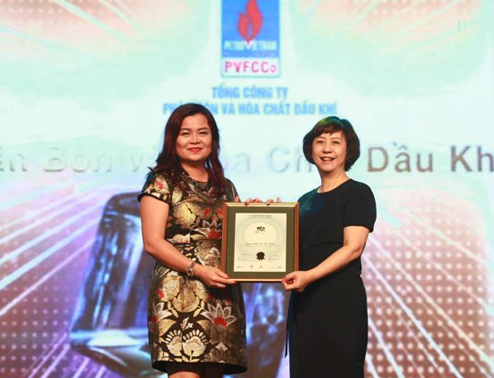 Đại diện lãnh đạo PVFCCo nhận danh hiệu BCTN tốt nhất