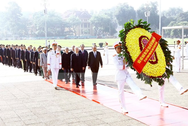 Đoàn Lãnh đạo Đảng, Nhà nước đặt vòng hoa và vào Lăng viếng Chủ tịch Hồ Chí Minh. 
