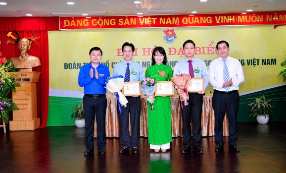 Trao Kỷ niệm chương “Vì thế hệ trẻ” của Trung ương Đoàn cho các đồng chí là lãnh đạo và cán bộ Đoàn chủ chốt của Vietcombank