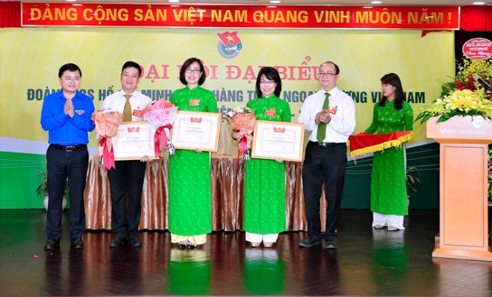 Trao Bằng khen của BCH Trung ương Đoàn cho Tập thể Ban Thường vụ Đoàn Thanh niên Vietcombank Khóa II