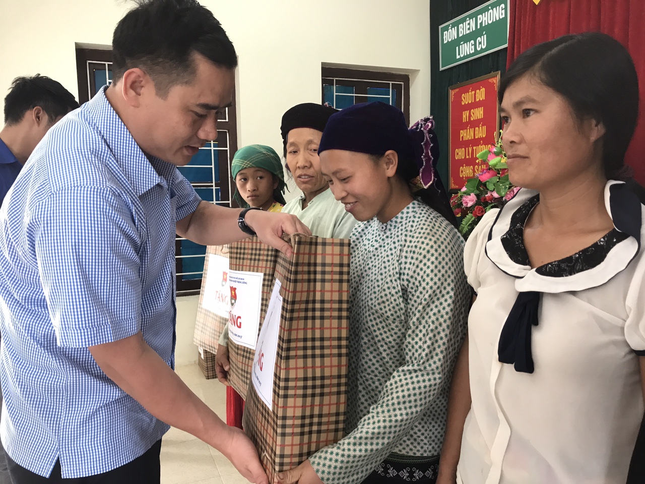 Đoàn  công tác tặng quà cho gia đình chính sách xã Ma Lé, huyện Lũng Cú  tỉnh Hà Giang.